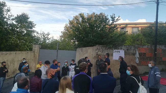 Valderice, fughe migranti. Protesta dei cittadini: «Stop all’abuso di carità»