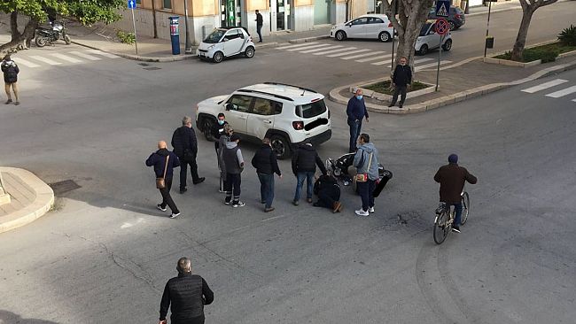 Trapani, ennesimo incidente in via Fardella: scontro tra auto e moto