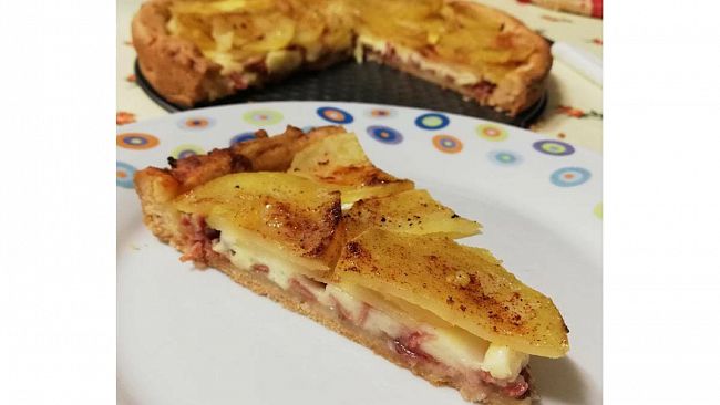 Torta salata con speck e fontina filante ricoperti da spicchi di patate alla paprika