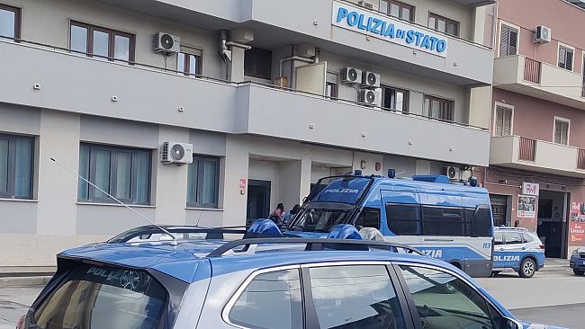 ​Accerchiano dei ragazzini sul lungomare di Mazara  e li rapinano: la Polizia arresta uno dei tre rapinatori