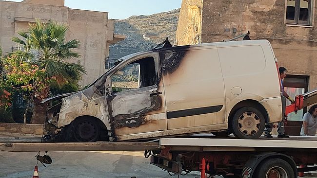 Fiamme dal motore mentre è in marcia: paura a Custonaci