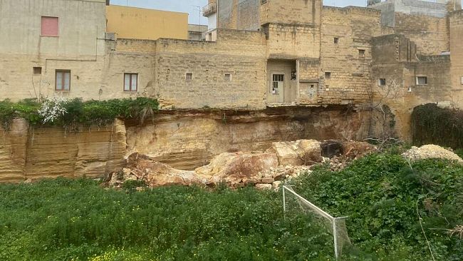 Mazara, cede costone roccioso, evacuate 3 famiglie residenti in via Marsala 