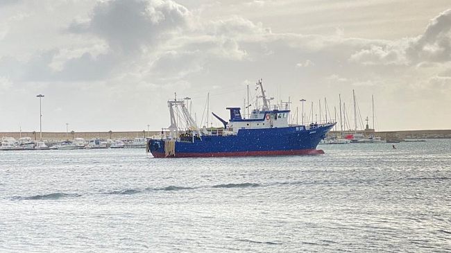Mazara, peschereccio incagliato nel porto canale… Qual è la novità? 