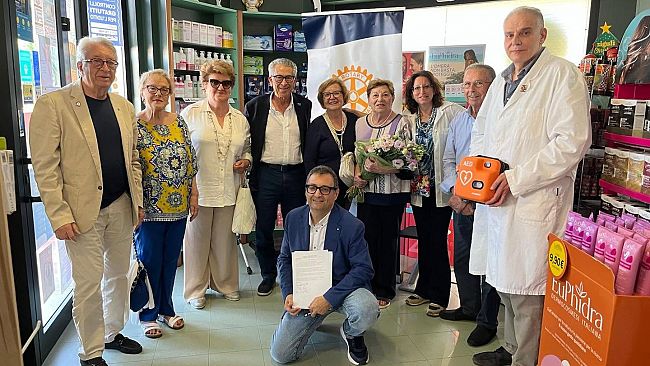 donazione-di-un-defibrillatore-in-memoria-del-prof-salvatore-lisciotto-un-nuo