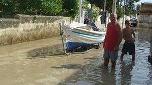 Viale Sanremo diventa un torrente dopo la pioggia. Protestano i residenti. L’assessore Zizzo promette una soluzione immediata e futura