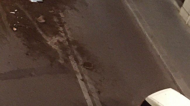 La scomparsa del vaso in corso Umberto I. Bisogna salvare dal degrado le ceramiche del centro storico.