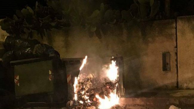 Città in mano a vandali, fuoco a cassonetti rifiuti in un momento molto caldo per il futuro della Belice Ambiente