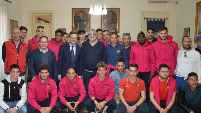 Il Sindaco ha accolto i giocatori della Folgore per festeggiare la permanenza in Eccellenza