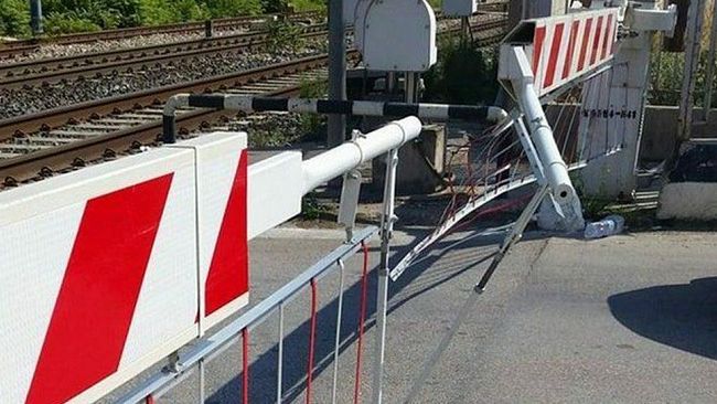 Abbatte le barriere del passaggio a livello e si allontana: rintracciato e multato dalla Polizia