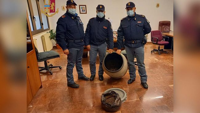 Marijuana in casa: fermato ed arrestato dalla Polizia