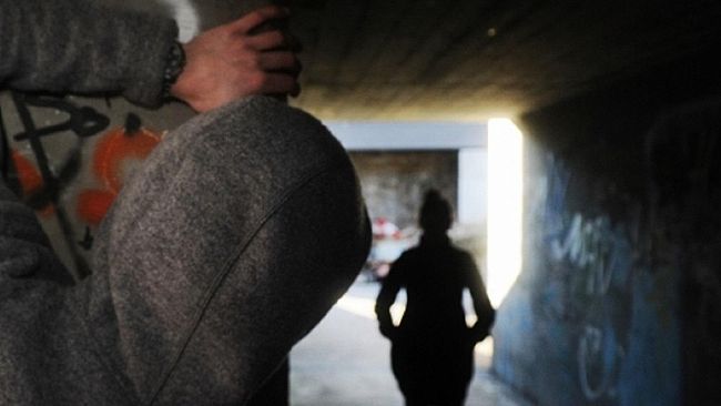 Brandisce coltello in pieno centro storico: stalker arrestato dalla Polizia a Trapani