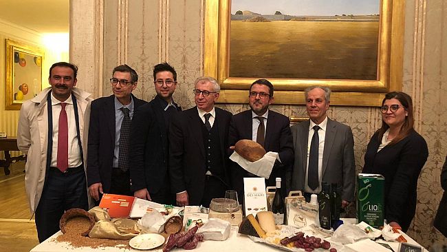 Il Pane Nero di Castelvetrano conquista il Senato ed oggi arriverà dal presidente Conte.