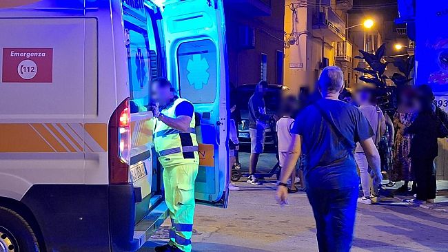 Restano gravi le condizioni del bambino caduto dal secondo piano della sua casa