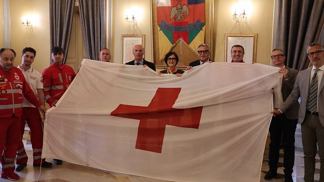 caltanissetta-celebra-la-croce-rossa-la-bandiera-della-cri-sventola-sui-palazzi-comunali
