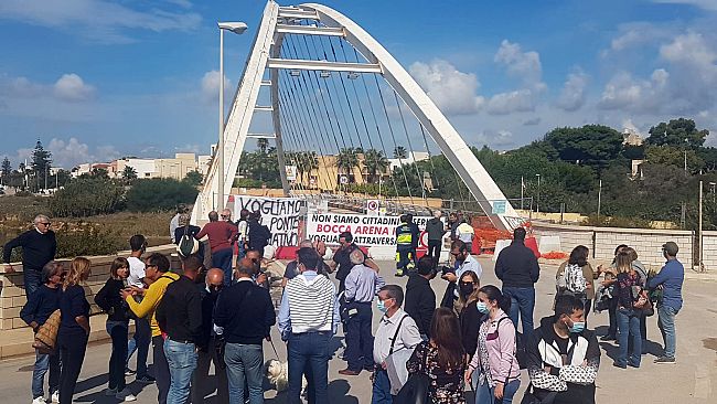 Flashmob residenti di Boccarena davanti al ponte chiuso