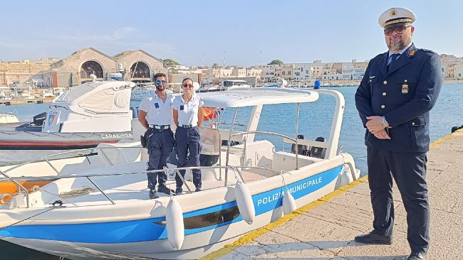 Favignana, affidata alla Polizia locale barca utilizzata per l’immigrazione clandestina