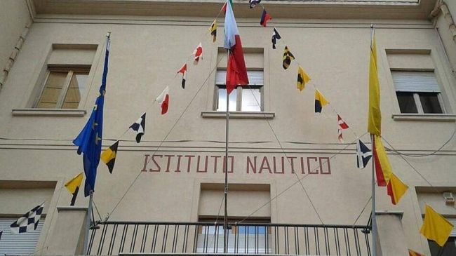 Una ragazza cade dal terrazzo dell’Istituto nautico 