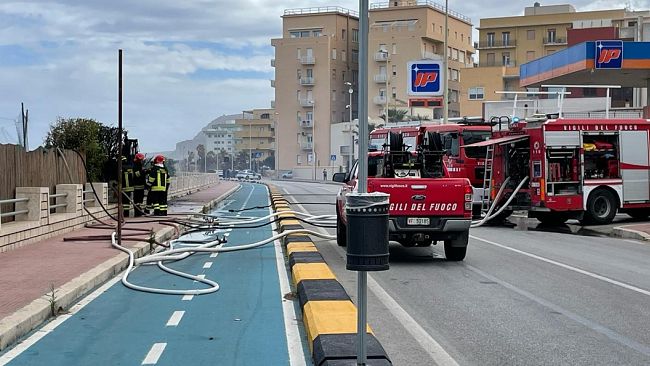 Incendio all'AC Beach Lifestyle (ex Lido Paradiso): forte vento ostacola le operazioni dei Vigili del Fuoco