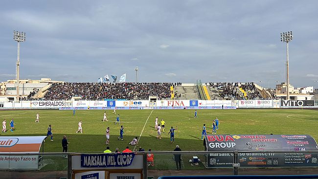 marsala-licata-il-calcio-si-arrende-alla-violenza-petardi-sugli-spalti-e-famiglie-in-fuga