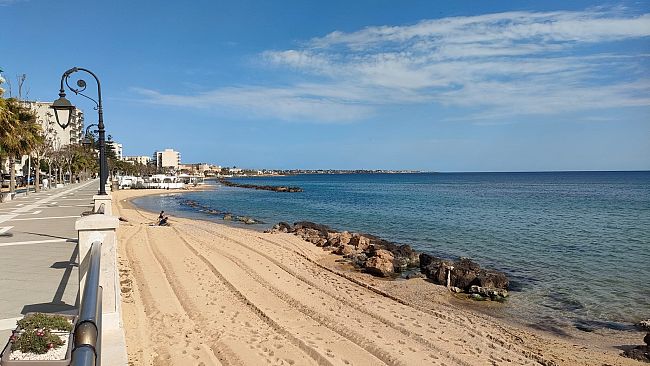 Mazara, avviati finalmente lavori di pulizia del lungomare e della 