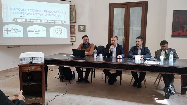 Mazara, conferenza stampa dell'Amministrazione Quinci su ferrovie e passaggi a livello  