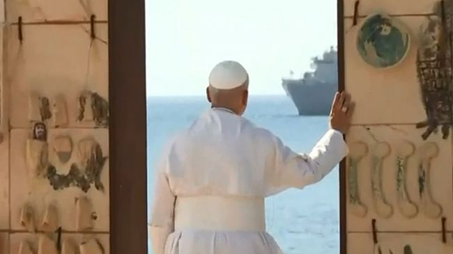 ​Il Papa a Lampedusa in preghiera sulle tombe dei migranti