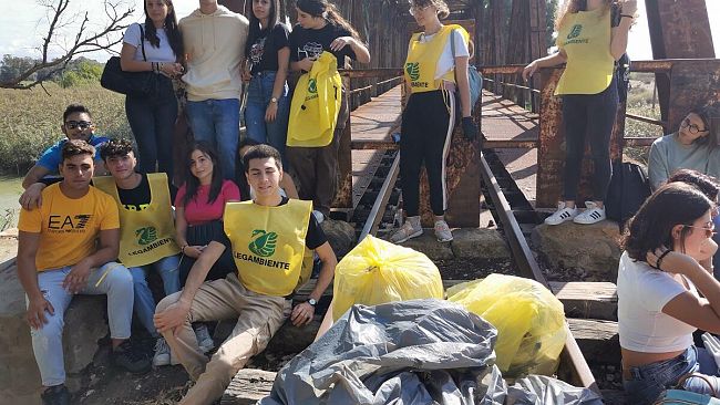 Legambiente crimiso ha ripulito un'area della riserva naturale foce del Belice