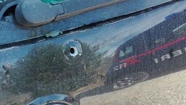  Ignoti sparano sull'auto di un operaio. Sul caso indaga la Procura