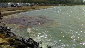 Ripresa la puzza di gasolio. Individuata una chiazza nelle acque antistanti piazzale “Quinci”