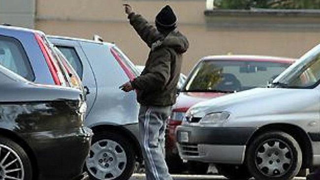 Mazara, 2 parcheggiatori abusivi fermati e sanzionati. Avevano i proventi dell’illecito servizio.