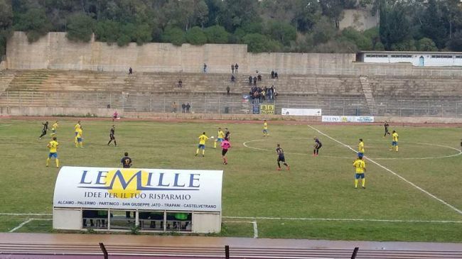 Calcio, Eccellenza, il Mazara in 10 per 70′, pareggia a reti bianche ad Alcamo