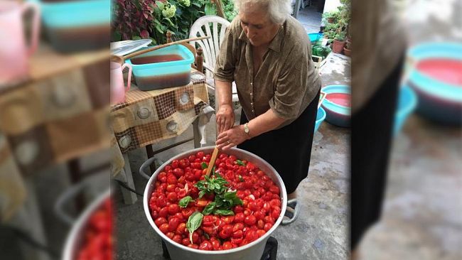 Ultime della sera: “Quando facevamo la salsa di pomodoro”