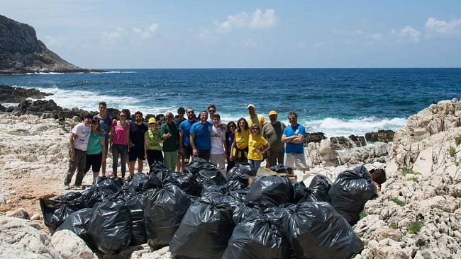 Clean Up the Med alle Egadi- L’Area marina protetta e Legambiente ripuliscono Cala Tramontana a Levanzo