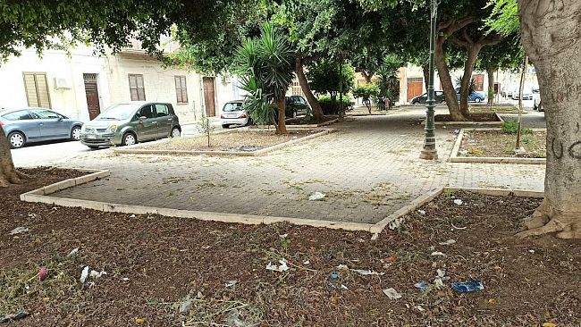 Spazio al cittadino – “La piazza è sporca, siamo costretti a pulirla”