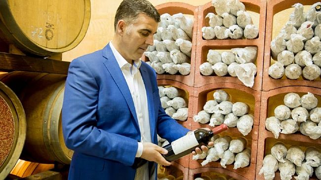 Il gruppo Cantine Ermes – Tenute Orestiadi dona 30.000 bottiglie di vino al Banco Alimentare.