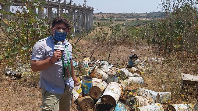 video-mazara-discarica-abusiva-di-olii-esausti-in-via-giuffo
