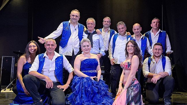 Campobello, l’omaggio a Renzo Arbore con l’orchestra Luna Rossa conquista il pubblico dell’Olimpia