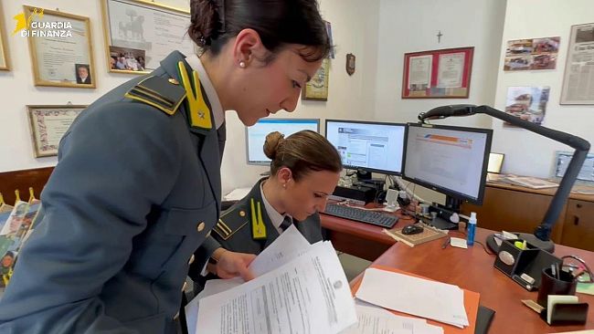 Riceve soldi da un imprenditore per la liquidazione di una fattura. Arrestato funzionario della Regione Siciliana