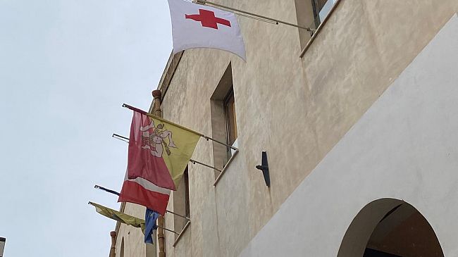 ​Mazara, Bandiera della Croce Rossa esposta a Palazzo di Città
