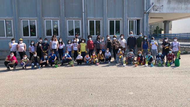 Bambini e insegnanti per il progetto Legalorto alla Capuana