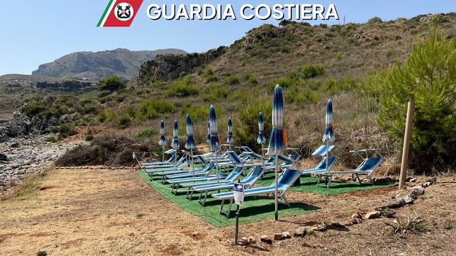 Castellammare, scoperto lido abusivo:  un denunciato e sequestro delle attrezzature