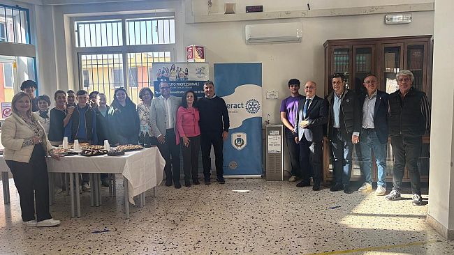 acqua-pura-futuro-sostenibile-il-rotary-club-marsala-porta-free-water-nella-sede-ipc-dellistituto-damiani