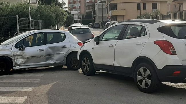 Scontro tra vetture nei pressi della scuola Capuana, due donne ferite