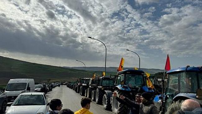 ​Protesta degli agricoltori siciliani, con i trattori sulla Palermo-Sciacca