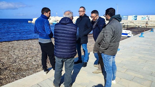 Troppe alghe a Bonagia, Stabile incontra pescatori e diportisti