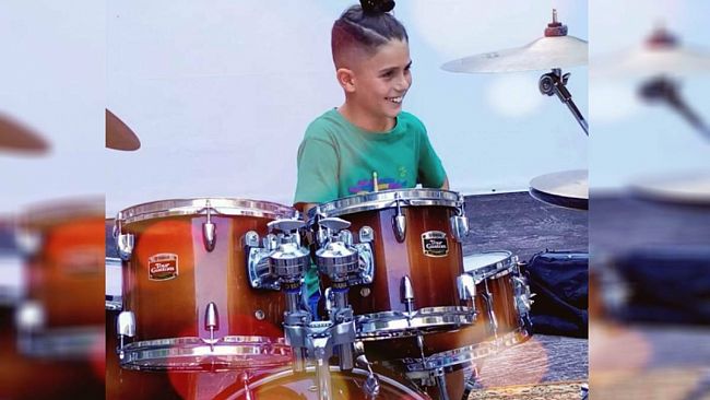 La musica nel cuore: il sogno del baby batterista Francesco Vultaggio