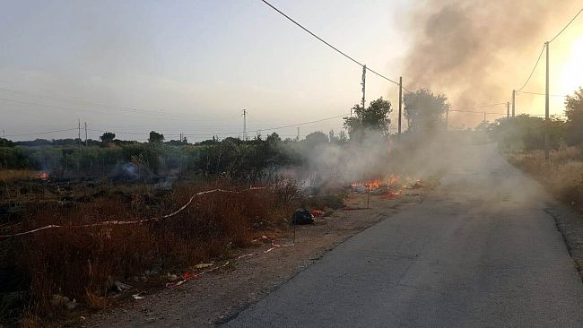 VIDEO – Mazara, C/da Santa Maria, pericolosi incendi a cumuli di rifiuti. Servono controlli contro tale pratica incivile.