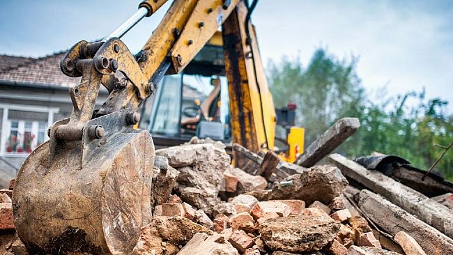 Demolizioni a Triscina, i Carabinieri denunciano 4 persone per gestione illecita dei rifiuti.