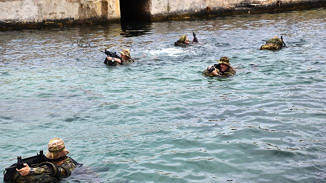 I Bersaglieri della Brigata “Aosta” si addestrano nel nuoto operativo