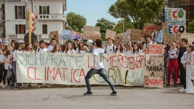 Il Sindaco risponde: parla ma non dichiara. A seguita della richiesta di dichiarazione dell’emergenza climatica ed ecologica il Sindaco di Alcamo risponde. FridaysForFuture apprezza la chiara presa di posizione ma chiede che venga fatta accolta la richiesta e dichiarata l’emergenza